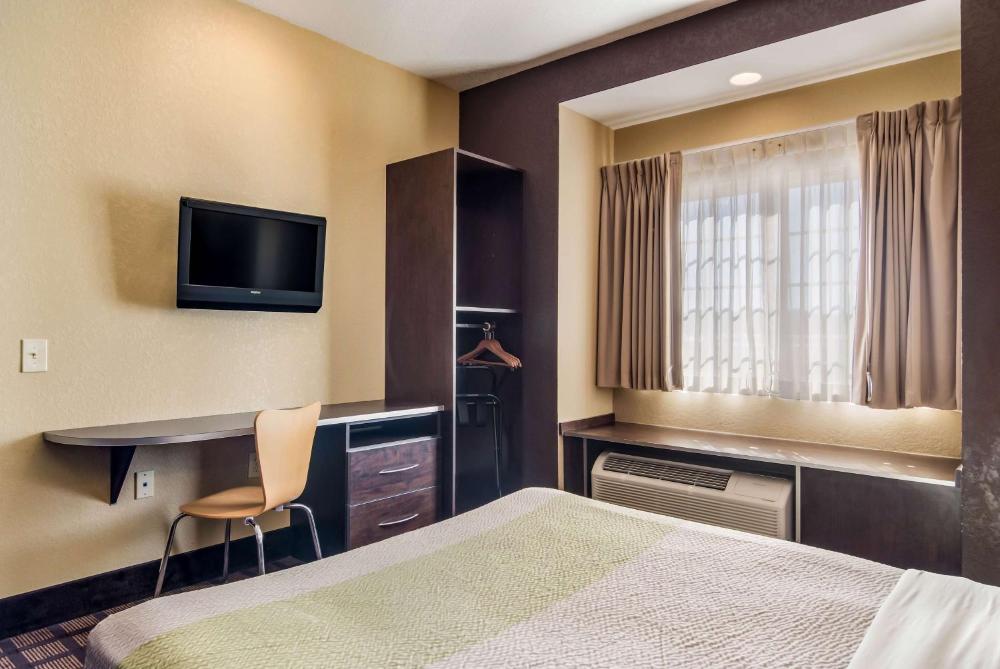 Deluxe Queen Room with Two Queen Beds interior