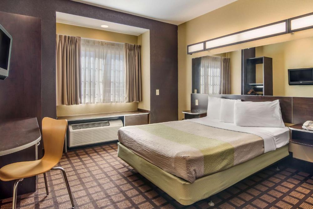 Queen Room - Non-Smoking interior